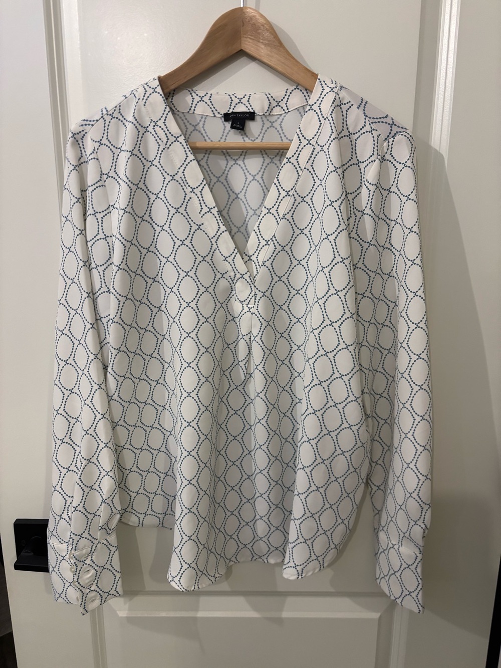 Ann Taylor White V-Neck Blouse with Blue Chainlink Print - Size Small